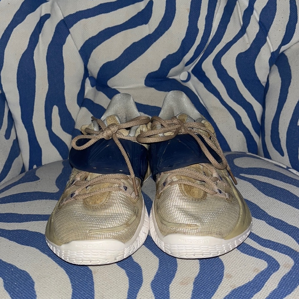 Basketball shoes